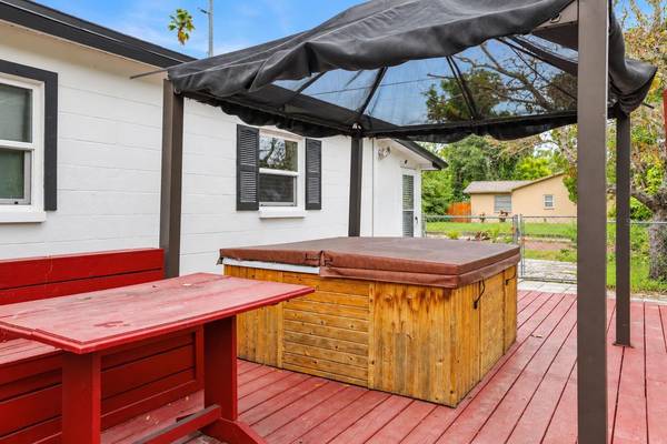374 3RD ST NW, Largo, FL 33770