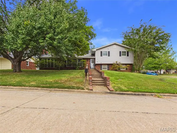 2002 Robinhood CIR, Cape Girardeau, MO 63701