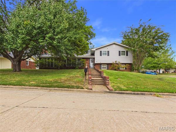 2002 Robinhood CIR, Cape Girardeau, MO 63701