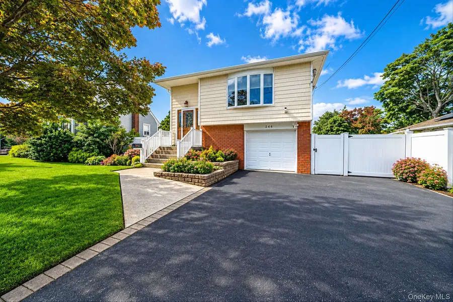 244 Baylawn AVE, Copiague, NY 11726