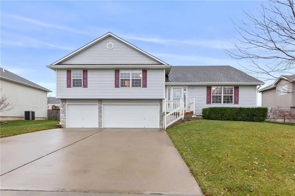 1009 Granada DR, Raymore, MO 64083