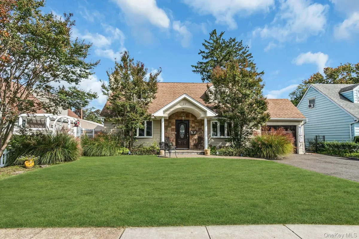 22 Bryce AVE, Glen Cove, NY 11542