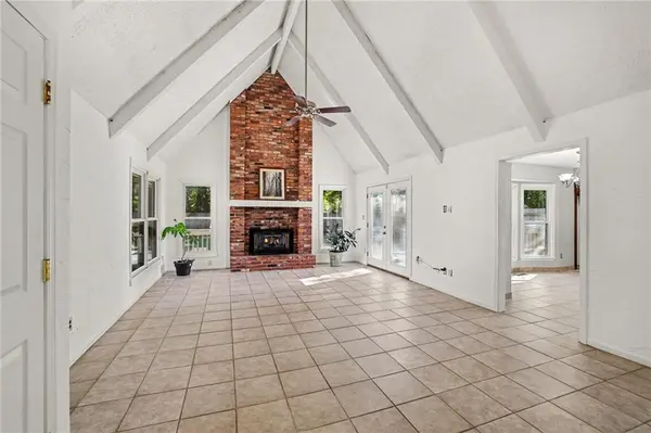 5755 RICHARDS CIR, Shawnee, KS 66216