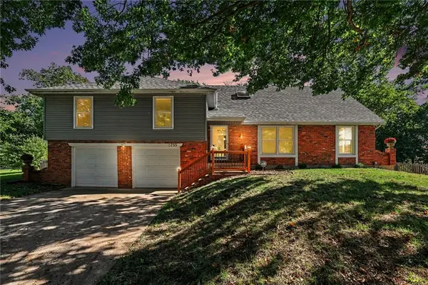 5755 RICHARDS CIR, Shawnee, KS 66216