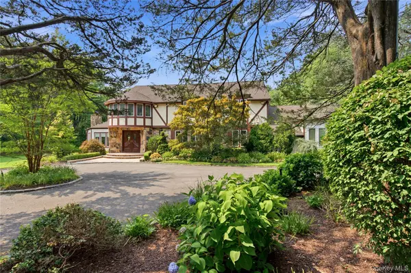 27 Amber LN, Oyster Bay Cove, NY 11771