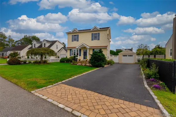 50 Peters LN, North Babylon, NY 11703