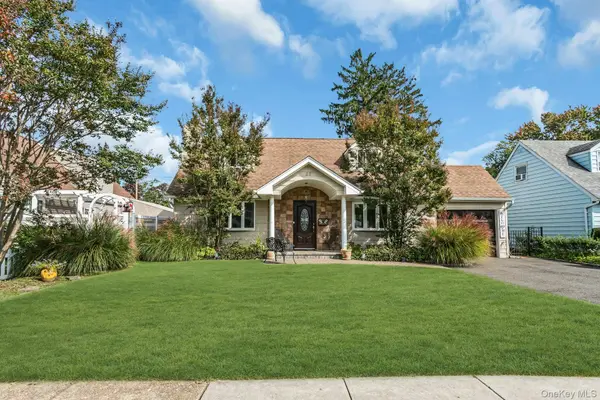 22 Bryce AVE, Glen Cove, NY 11542