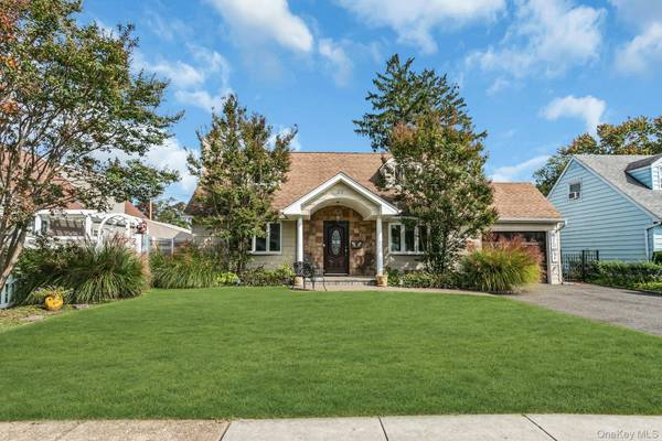 22 Bryce AVE, Glen Cove, NY 11542