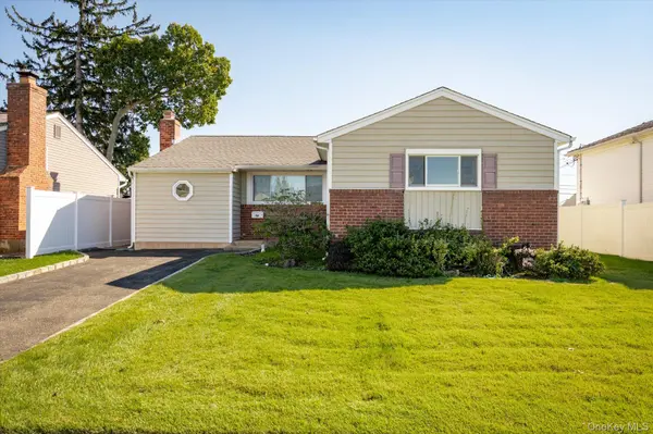 46 Hunter LN, Hicksville, NY 11801