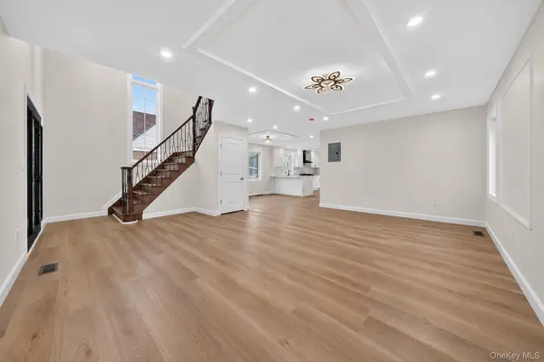 88 Dyckman AVE, New Hyde Park, NY 11040