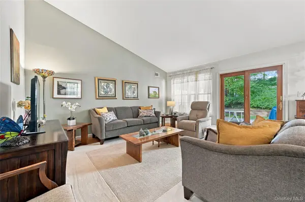 9 Amagansett CT, Ridge, NY 11961