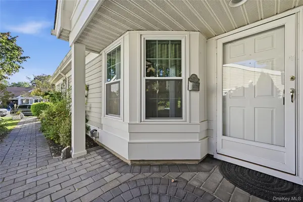 9 Amagansett CT, Ridge, NY 11961