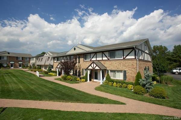 130 Starlight WALK #130, Holbrook, NY 11741