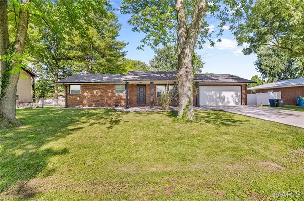 34 Belair CT, Maryville, IL 62062
