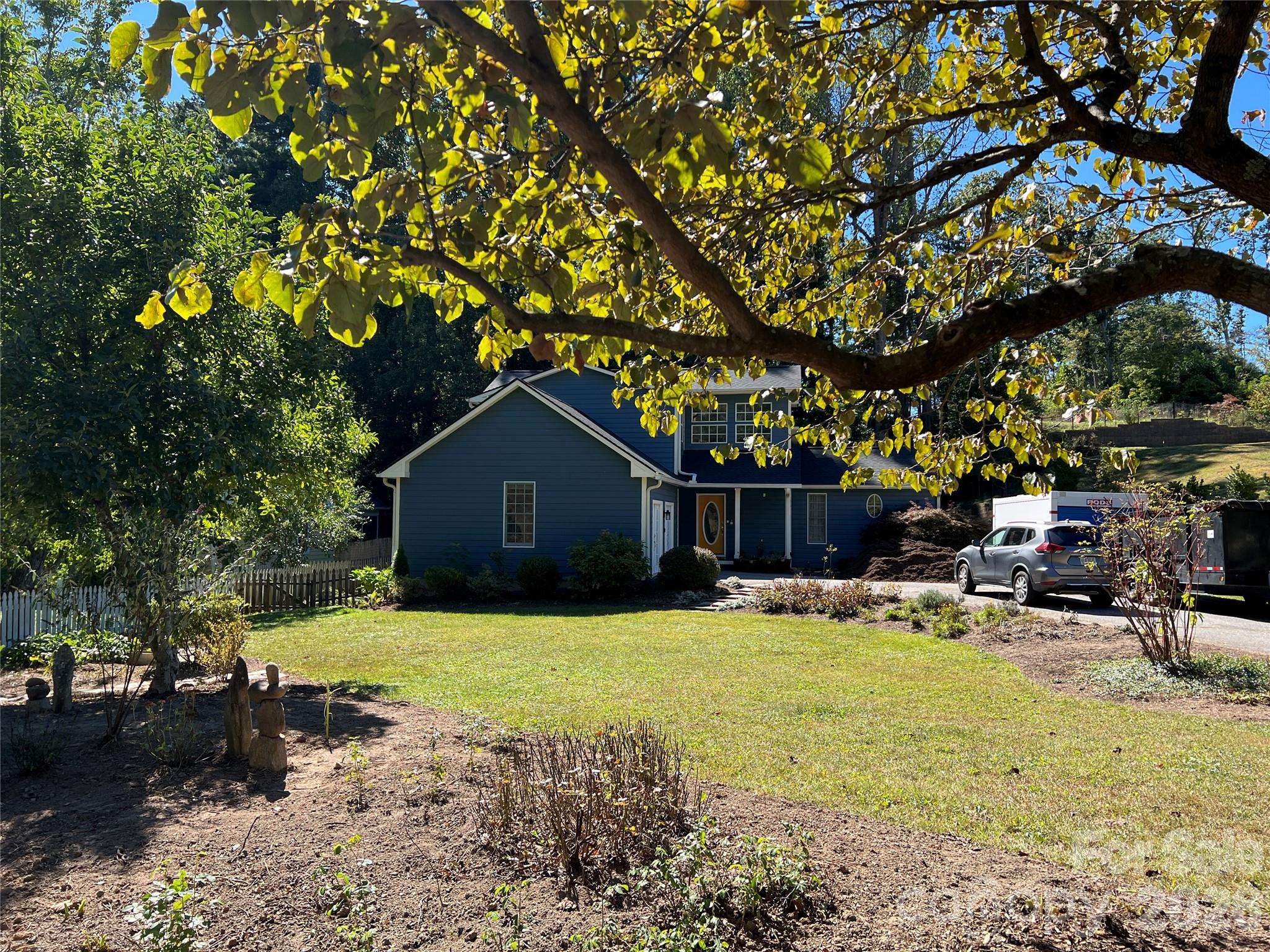 16 Pinecroft RD, Asheville, NC 28804