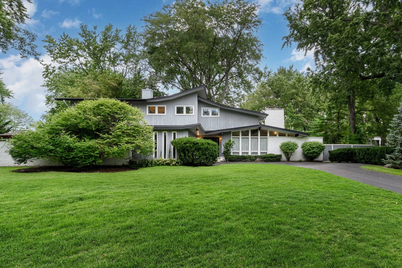 695 Ivy LN, Glencoe, IL 60022
