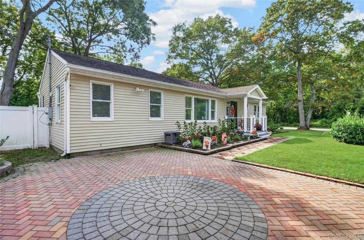 29 Wabil RD, Miller Place, NY 11764