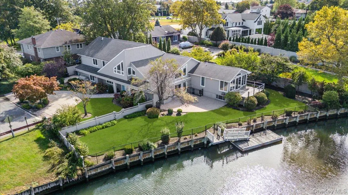 2 Fairfax RD, Massapequa, NY 11758