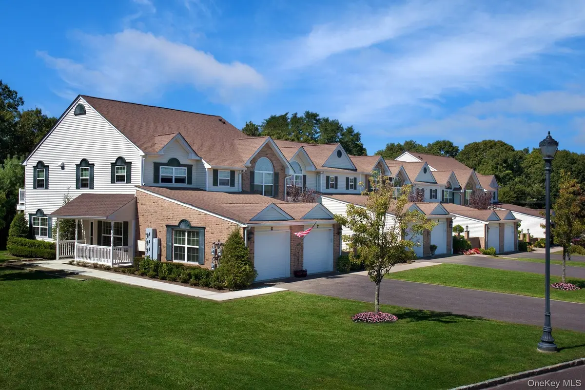 125 Pineview LN #125, Coram, NY 11727