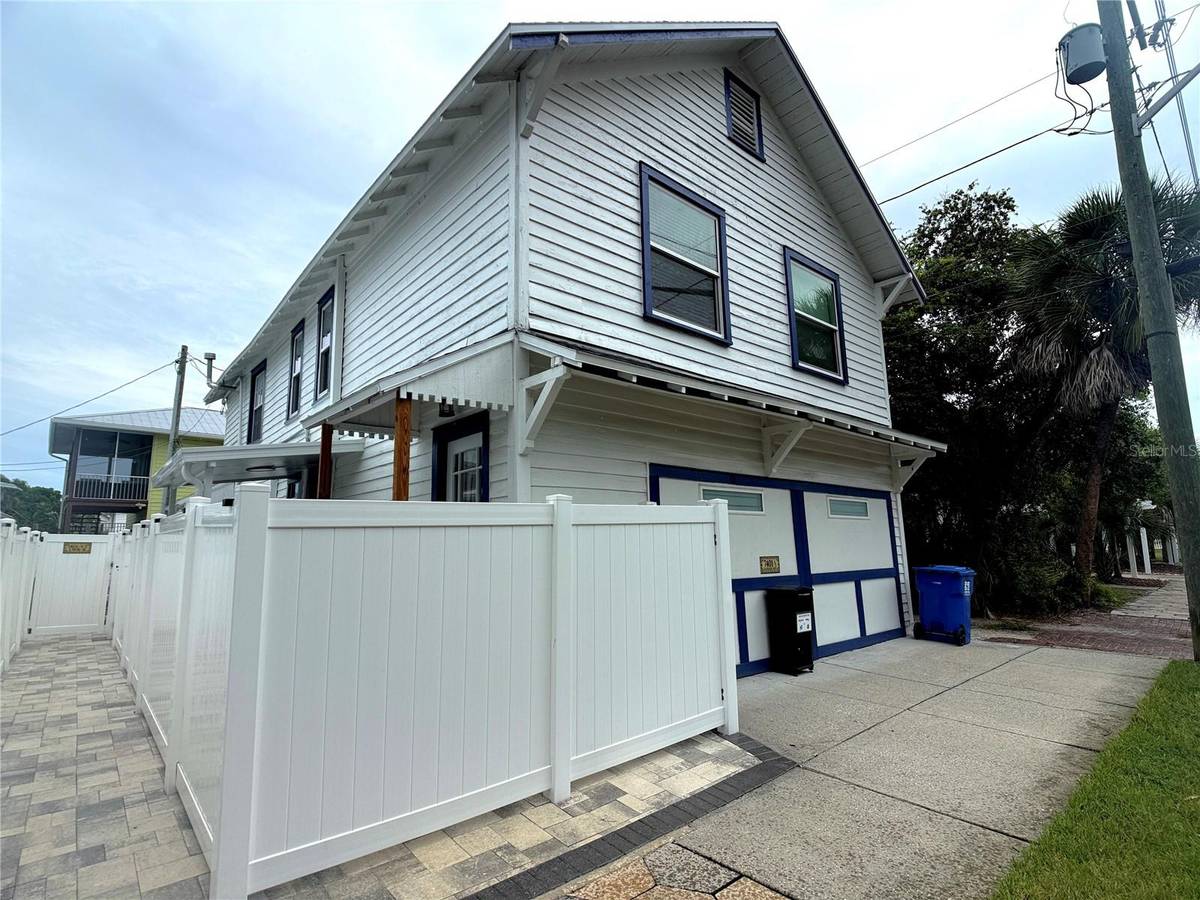 7401 & 1/2 1ST AVE N #UPR-A, St Petersburg, FL 33710