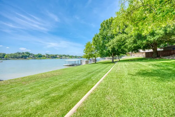 1704 Bluebonnet LN, Kingsland, TX 78639