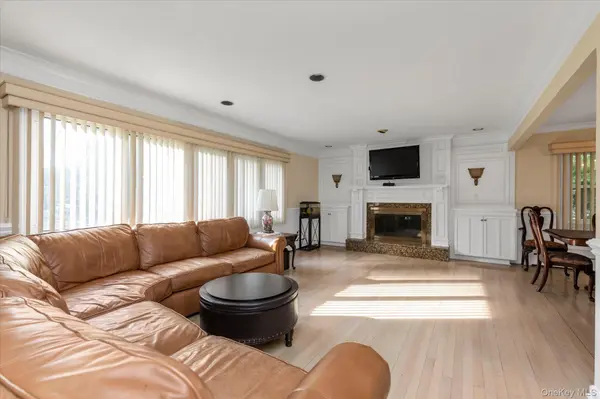 24 Summit RD, Port Washington, NY 11050