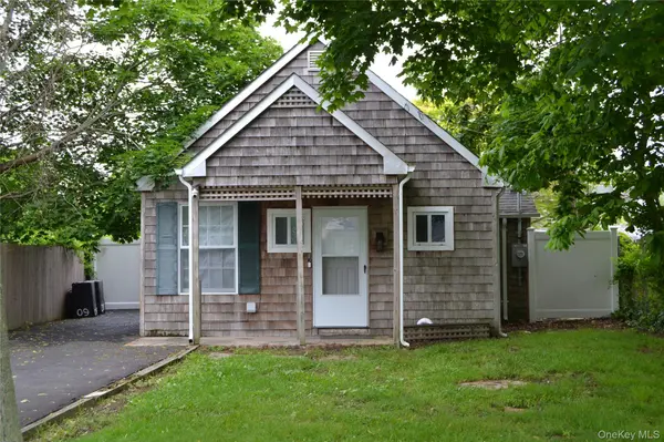 60 Huguenot DR, Mastic Beach, NY 11951