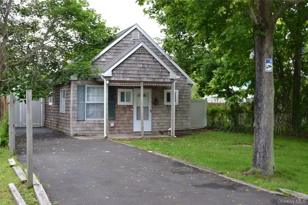 60 Huguenot DR, Mastic Beach, NY 11951