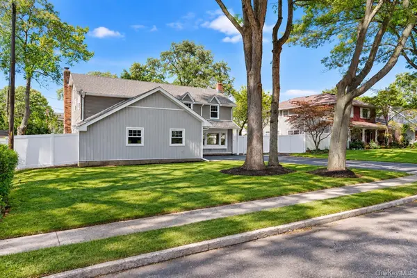 9 Sussex LN, Lake Grove, NY 11755