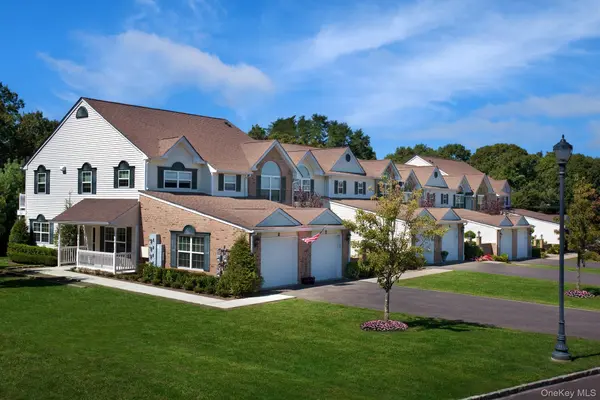125 Pineview LN #125, Coram, NY 11727