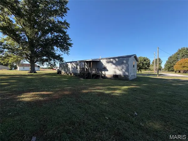 324 S Main ST, St Elmo, IL 62458