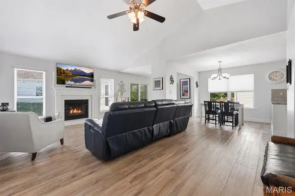 1002 Seasons View DR, Fenton, MO 63026