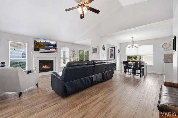 1002 Seasons View DR, Fenton, MO 63026