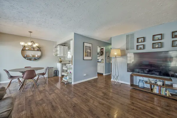 2370 N Crescent LN, Aurora, IL 60504