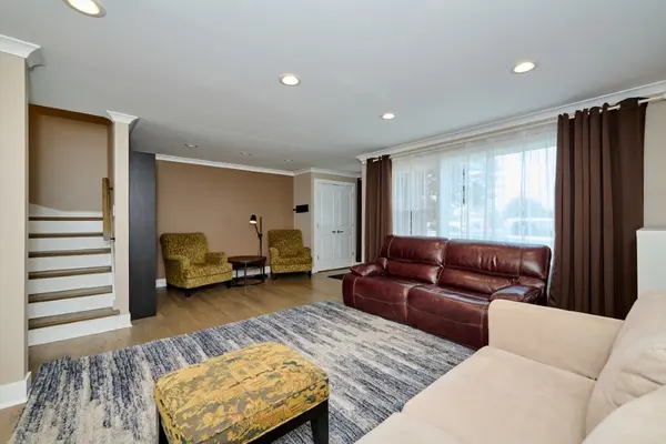 926 N Boxwood DR #B, Mount Prospect, IL 60056