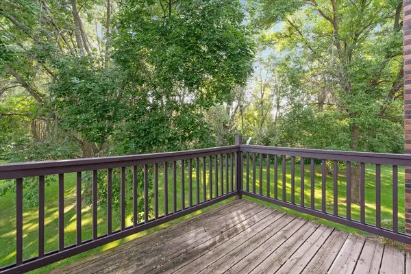 566 Donegal CIR, Shoreview, MN 55126