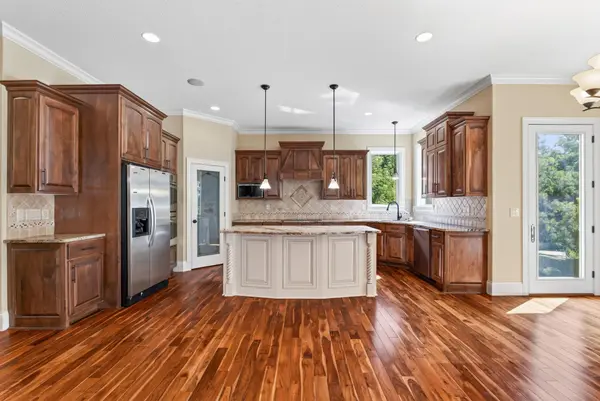 2635 Nathan LN N, Plymouth, MN 55441