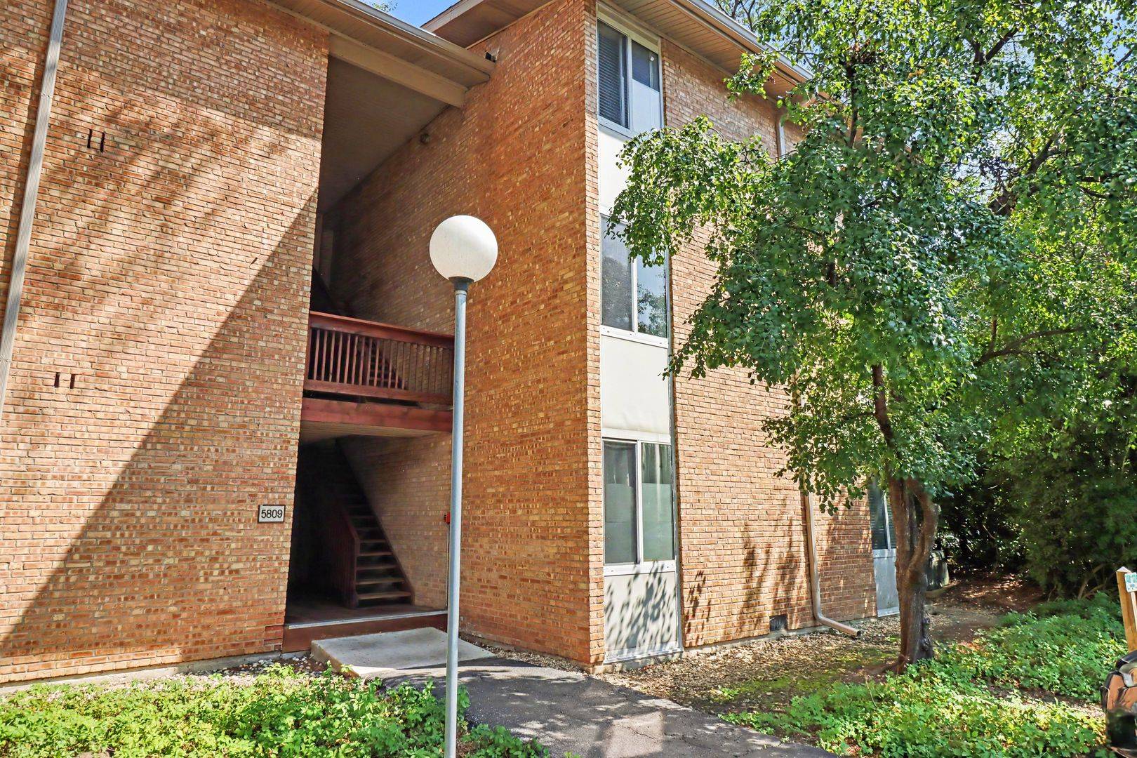5809 Oakwood DR #D, Lisle, IL 60532