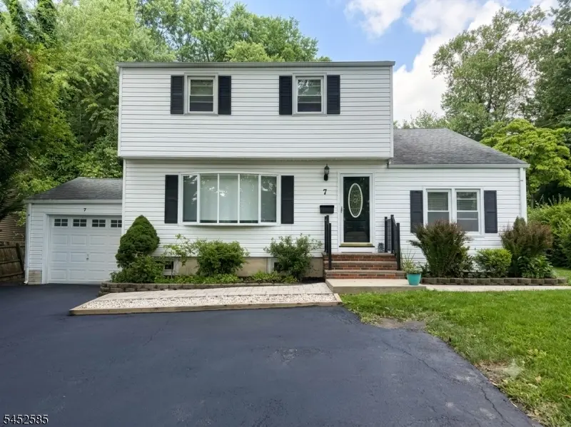 7 Spier Dr, Livingston Twp., NJ 07039