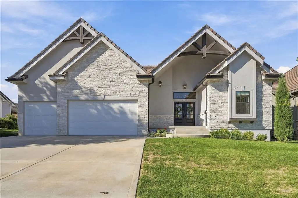 3908 NW Redspire ST, Lee's Summit, MO 64064