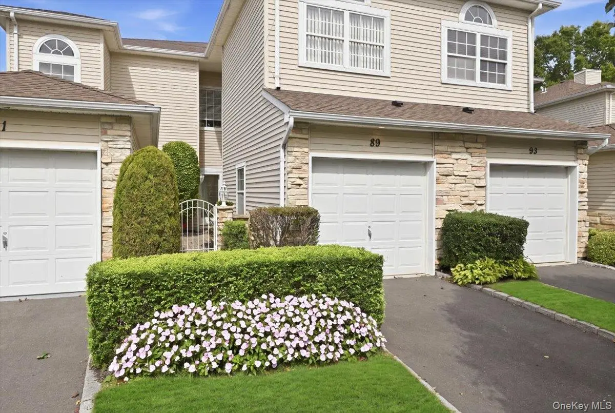89 Windwatch DR, Hauppauge, NY 11788