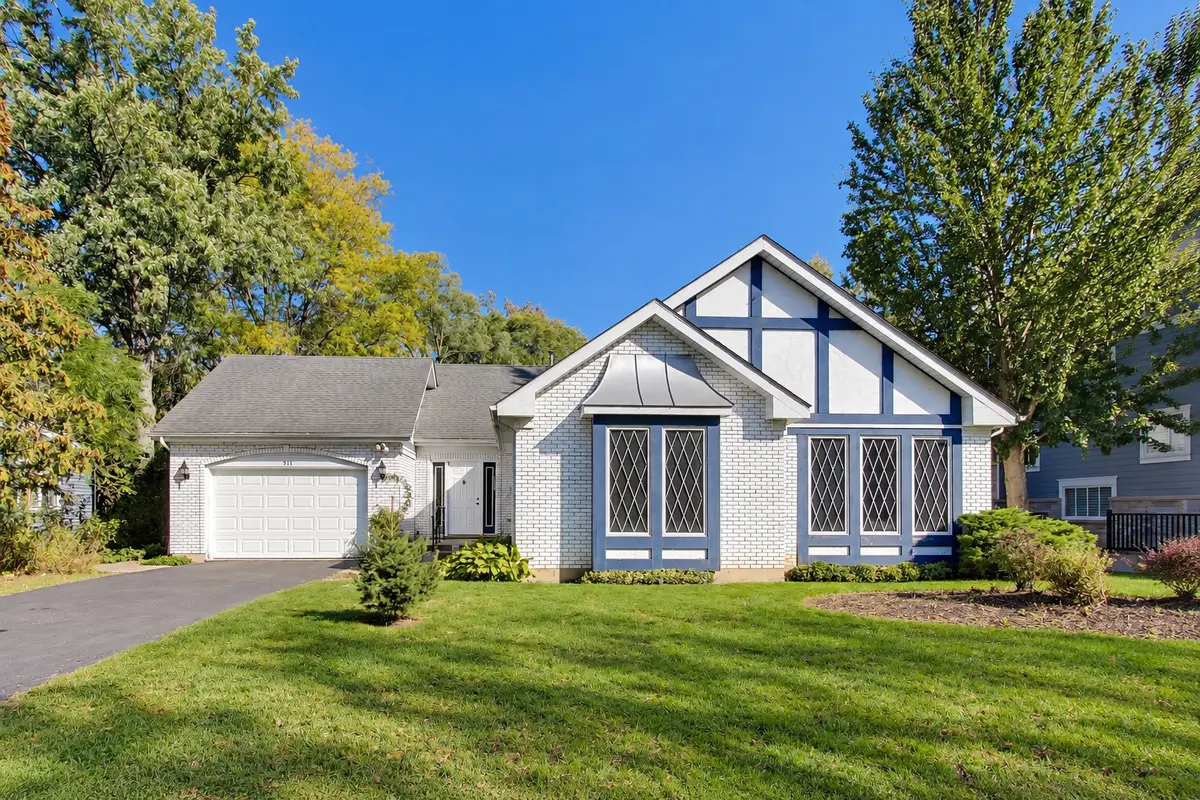 911 Glenwood LN, Glenview, IL 60025