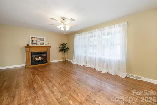 224 Lyndale RD, Hendersonville, NC 28739