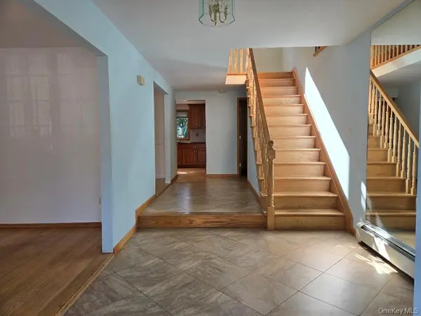 6 Mountain Laurel LN, Kings Park, NY 11754