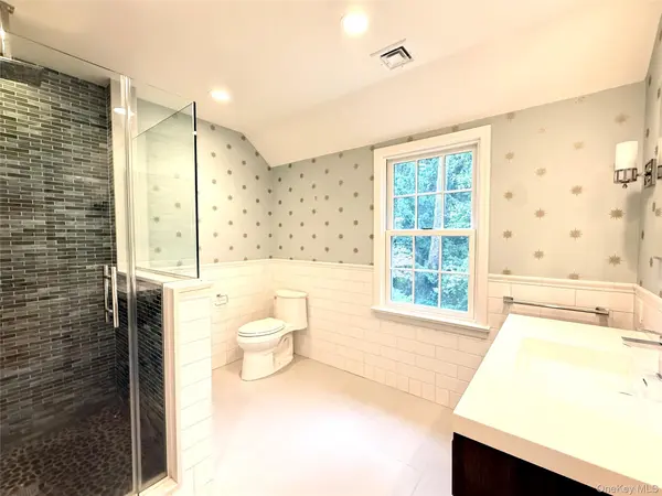 2 Saint Marks PL, Cold Spring Harbor, NY 11724