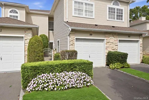 89 Windwatch DR, Hauppauge, NY 11788