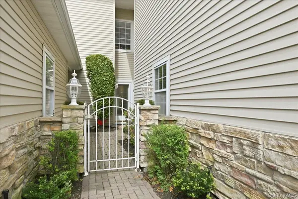 89 Windwatch DR, Hauppauge, NY 11788