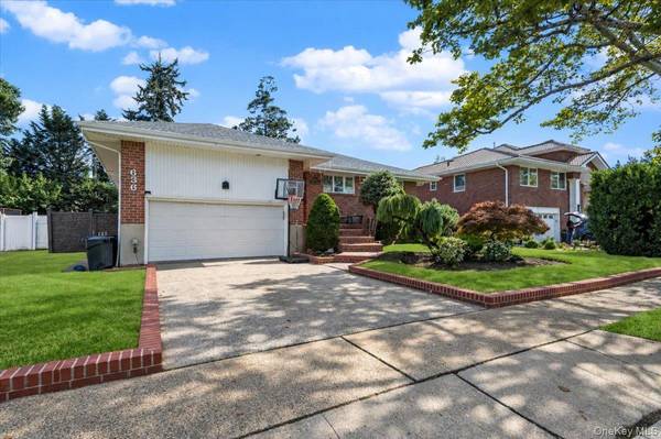 636 Diane PL, North Woodmere, NY 11581