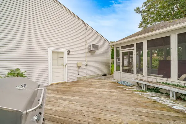 42 Peachtree LN, Huntington Station, NY 11746