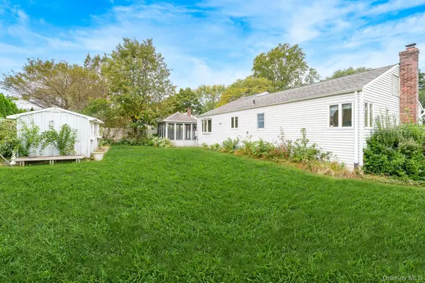 42 Peachtree LN, Huntington Station, NY 11746